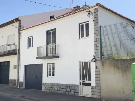 Moradia T2+1 com Garagem no Centro de Atouguia da Baleia