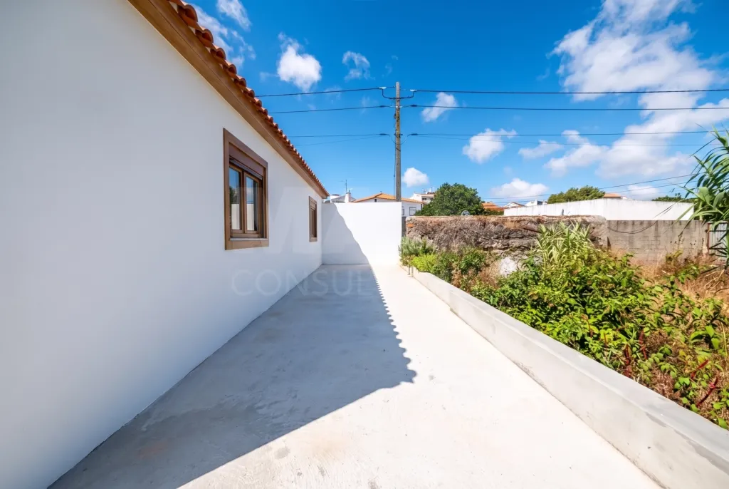 Moradia T2+1 totalmente remodelada com garagem e sótão em Alfeizerão