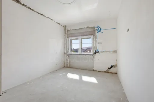 Apartamento T4 com quintal e estacionamento