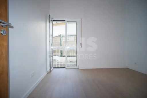T2 em zona tranquila de Porto Salvo, perto de escolas e centros empresariais.