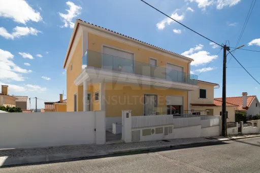Moradia Geminada T4 + 1 com Piscina Famões