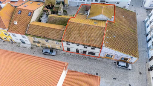Dois prédios com 5 frações no centro de Peniche