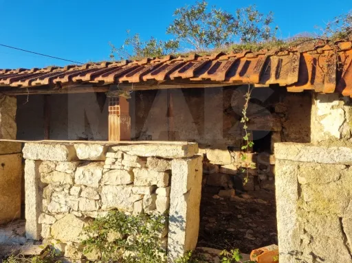 Moradia em ruinas, em Barreirinhas, ALCANEDE