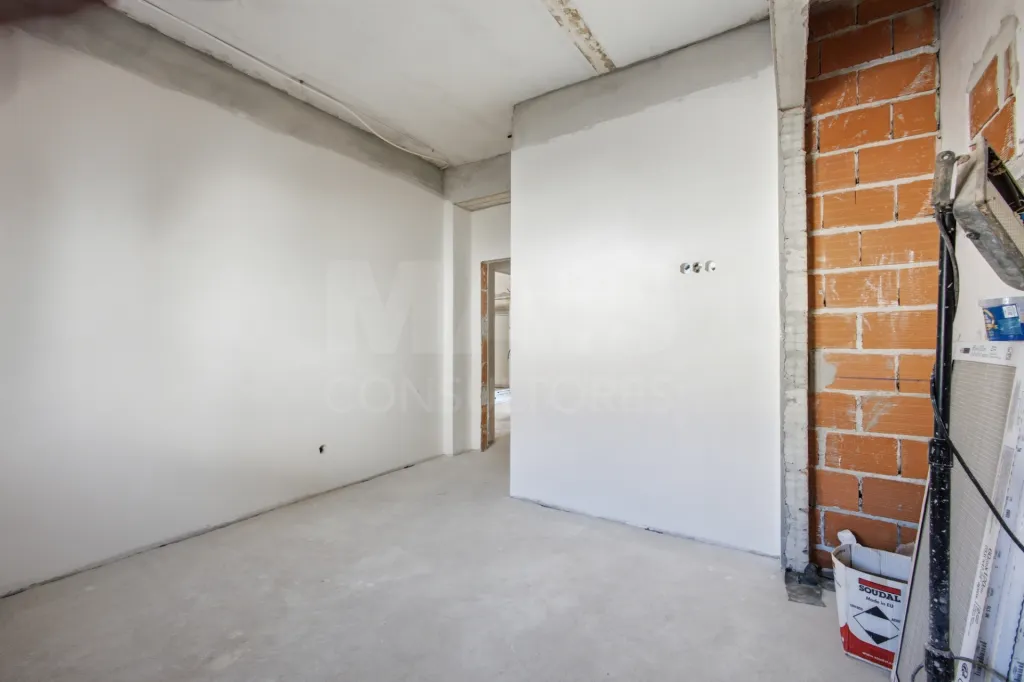 Apartamento T4 com quintal e estacionamento