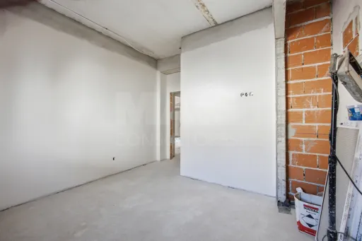 Apartamento T4 com quintal e estacionamento