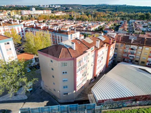T2 Moderno, 3 frentes c/arrecadação | Queluz Ocidental
