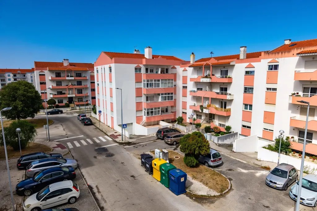 Apartamento T3 Renovado com Garagem Box – Cidade Nova, Caldas da Rainha