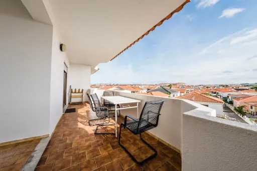 Apartamento T2 com Sótão e Varanda junto à Praia do Baleal