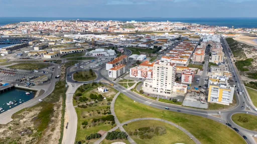 Loja com 2 Pisos no Centro de Peniche — Uma Oportunidade Imperdível!
