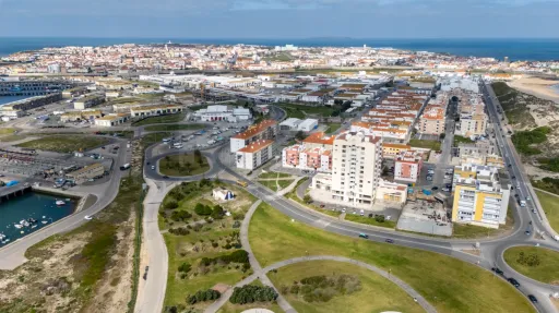 Loja com 2 Pisos no Centro de Peniche — Uma Oportunidade Imperdível!