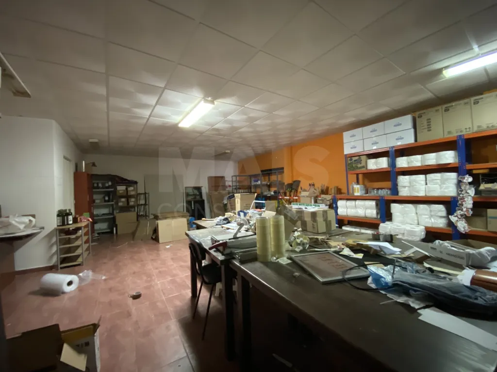 Espaço Comercial com escritórios e Armazém