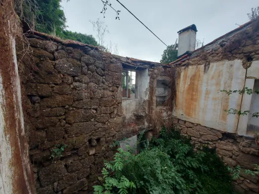 Moradia em Ruina para reconstrução, Azere.