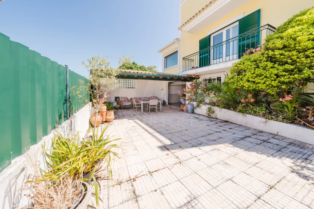 Moradia com 3 quartos em suíte, e terraço com vista desafogada.