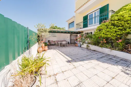 Moradia com 3 quartos em suíte, e terraço com vista desafogada.