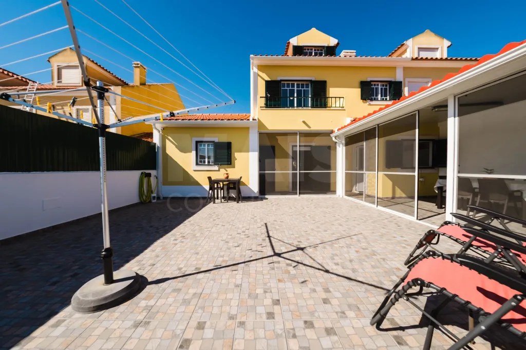 Moradia T3+1 pronta a habitar | Garagem fechada, pátio com churrasqueira e a 5 min das praias !