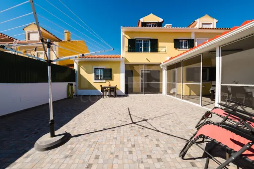 Moradia T3+1 pronta a habitar | Garagem fechada, pátio com churrasqueira e a 5 min das praias !