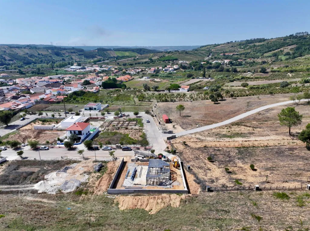 Moradia T3 Geminada c/ 1 Suite, Jardim, Parqueamento e Piscina! (LT2)