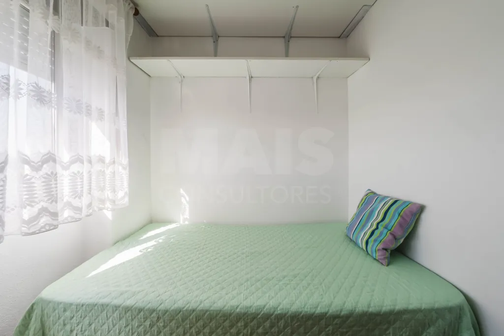 Moradia T5 com garagem e armazém