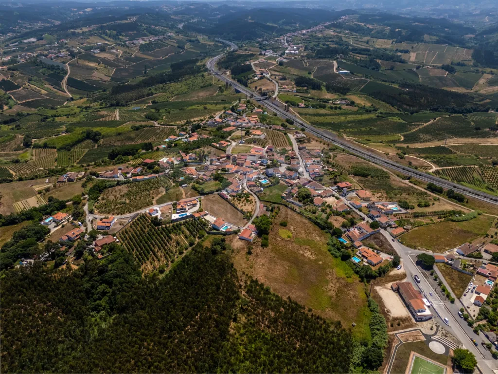 Moradia p/a recuperar c/ terreno na Fanadia com viabilidade de construção
