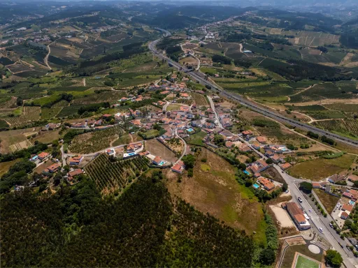 Moradia p/a recuperar c/ terreno na Fanadia com viabilidade de construção