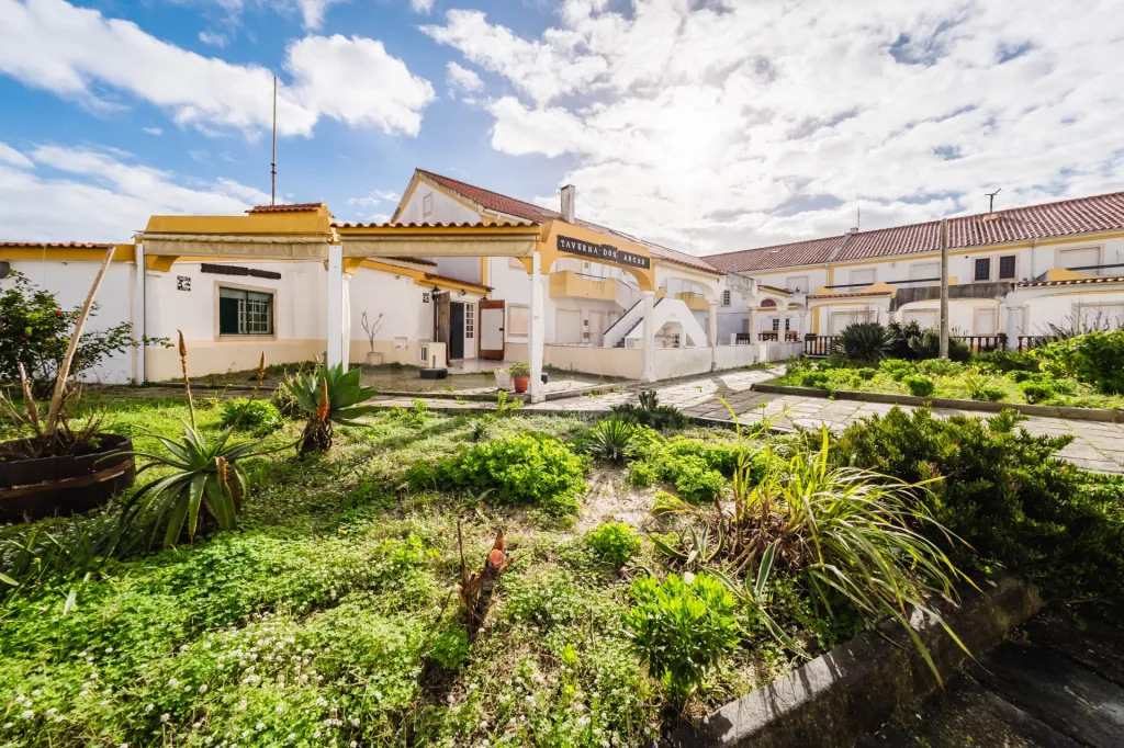 Café, Bar, Restaurante com 2 Salas e esplanada, a 50m da Praia!