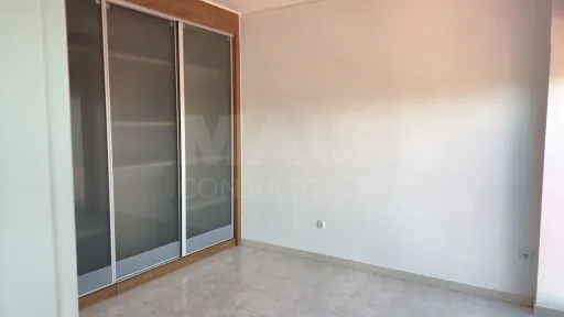 Apartamento com terraço e vista desafogada | Bairro do Pôr do Sol | Benedita