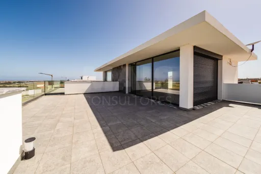 Moradia T3+2 Moderna com Vista Mar e Terraço Panorâmico
