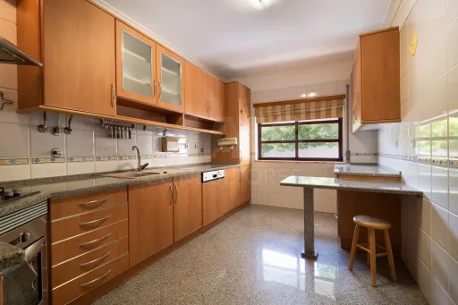 3-Bedroom Apartment in Linda-a-Velha