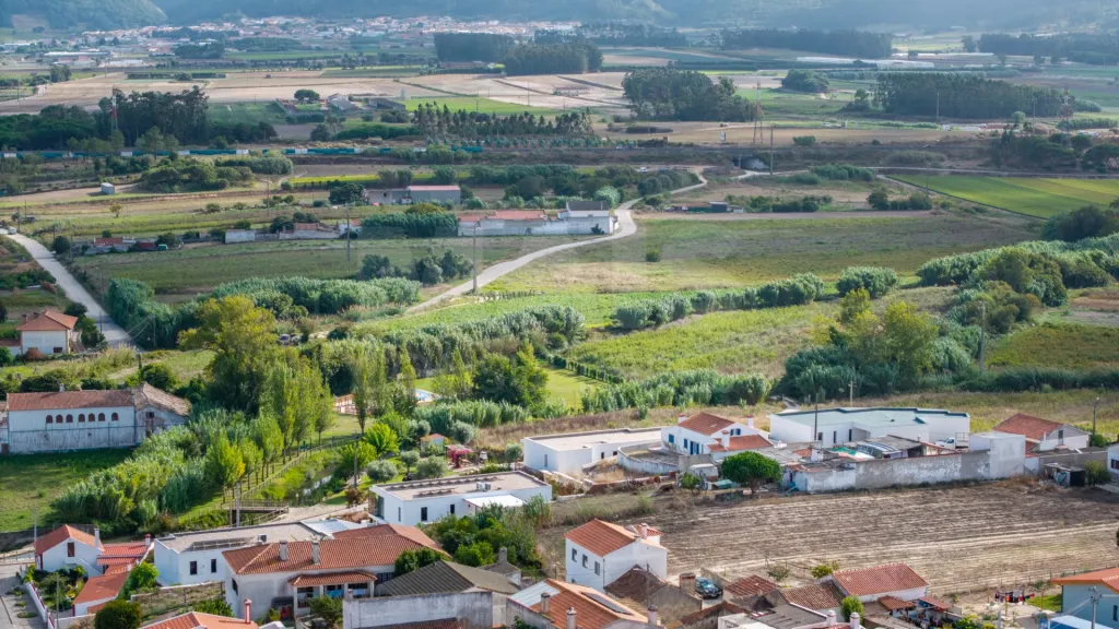 Moradia T4 com piscina em lote de 759m2 em Amoreira Óbidos