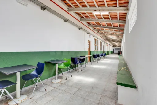 Edifício de 2 pisos em lote de 3750m2 em Peniche