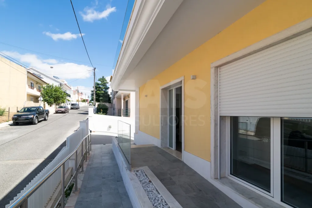 Moradia Geminada T4 + 1 com Piscina Famões