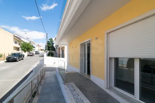 Semi-detached House 4 Bedrooms + 1 Bath with Pool Famões
