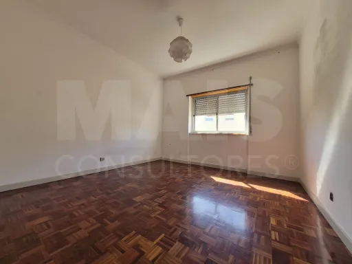 Apartamento de 3 Assoalhadas com Varanda na Serra da Mina