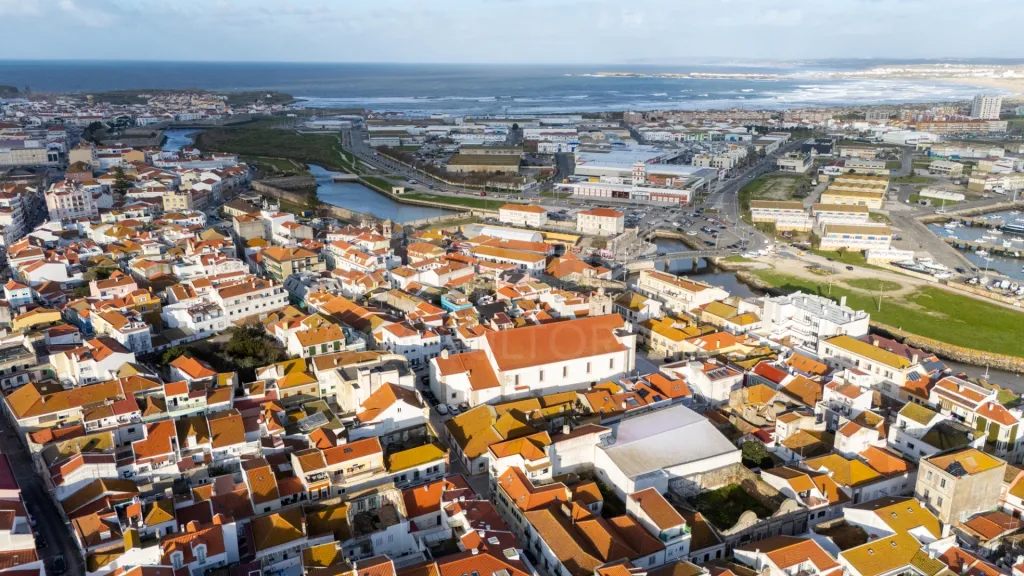 Dois prédios com 5 frações no centro de Peniche
