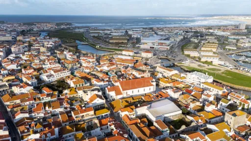 Dois prédios com 5 frações no centro de Peniche