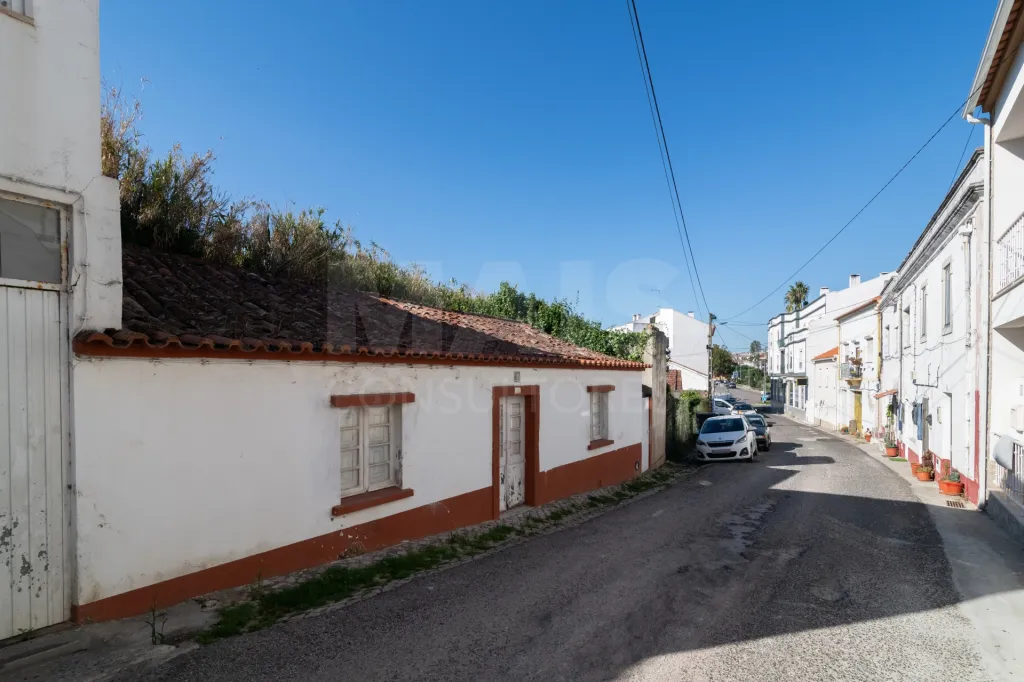 Moradia T3 para recuperação no centro da Lourinhã