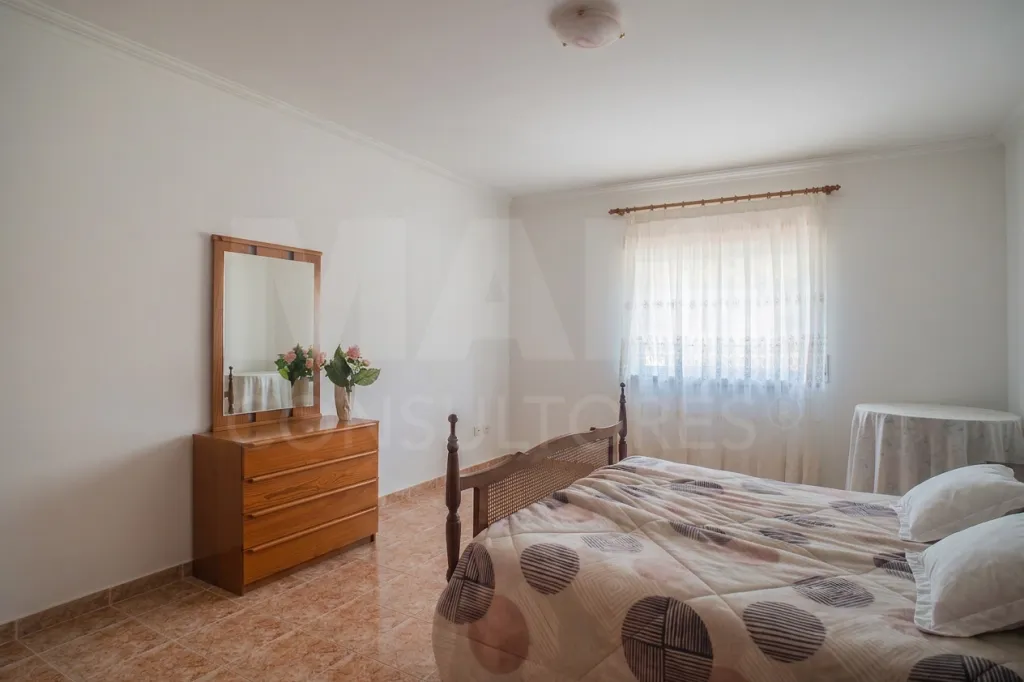 Moradia T2 com Cave Ampla e lote de 900 m²