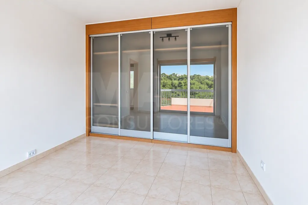 Apartamento com terraço e vista desafogada | Bairro do Pôr do Sol | Benedita