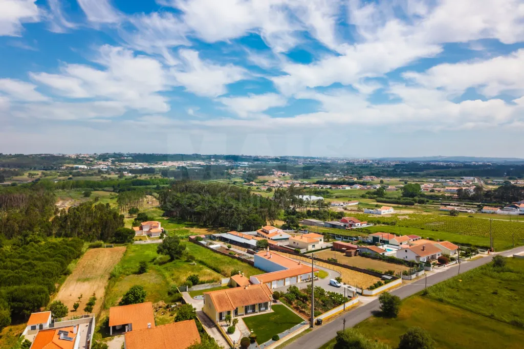 Moradia Térrea c/ piscina, árvores de fruto e garagem a 7 minutos da cidade