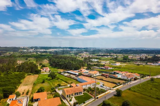 Moradia Térrea c/ piscina, árvores de fruto e garagem a 7 minutos da cidade