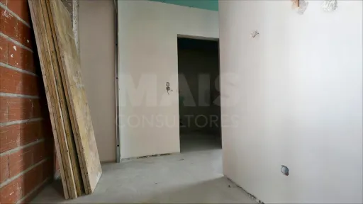 Moradia T4 c/ 1 Master Suite + 2 Suites, Jardim & Parqueamento !