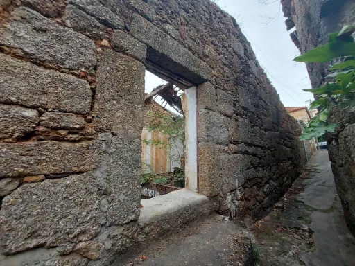 Moradia em Ruina para reconstrução, Azere.