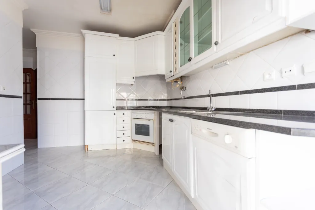 Apartamento T3 com parqueamento, arrecadação e varandas na Urbanização dos Pilares em Samora Correia.