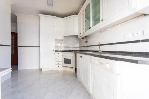 Apartamento T3 com parqueamento, arrecadação e varandas na Urbanização dos Pilares em Samora Correia.