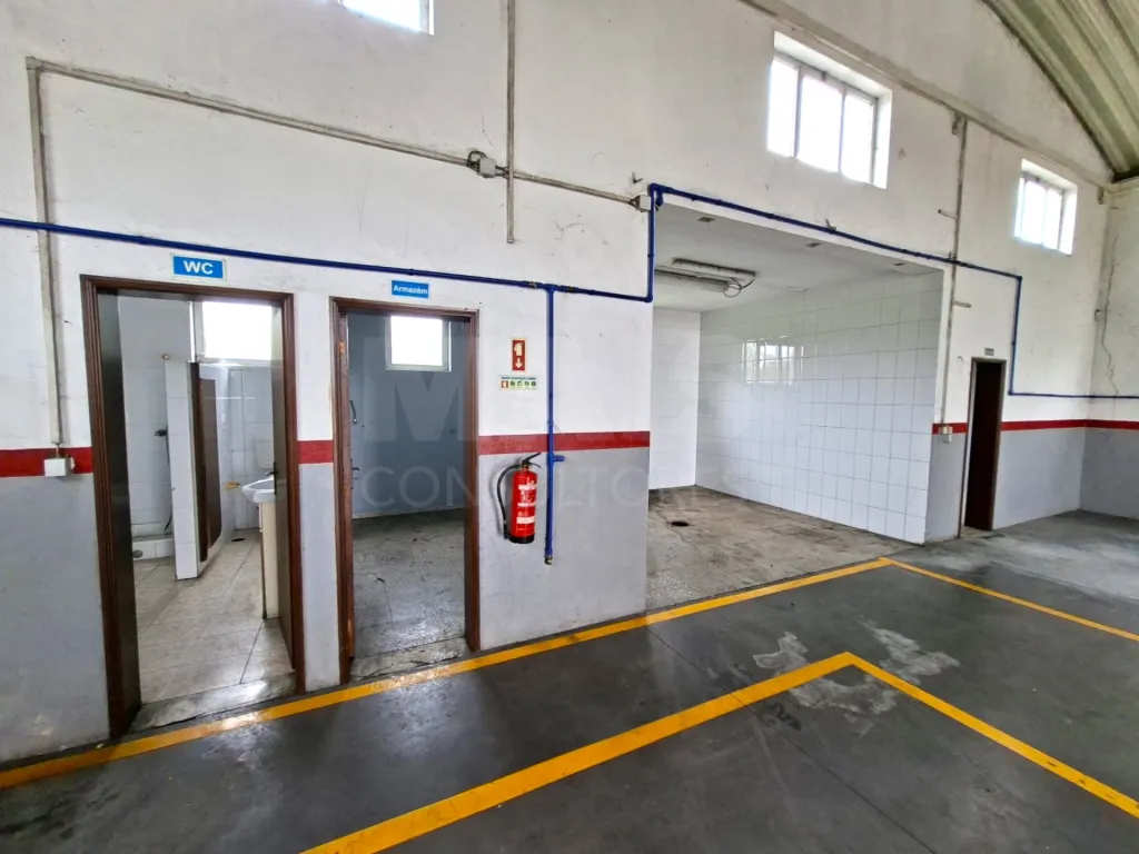 Industrial warehouse with 220m2 in Atouguia da Baleia