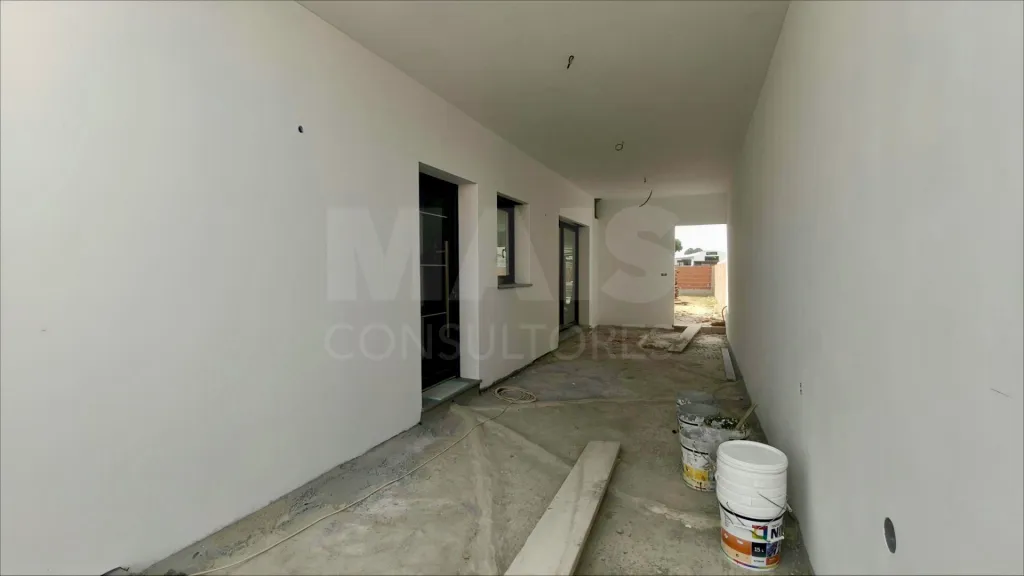 Moradia T4 c/ 1 Master Suite + 2 Suites, Jardim & Parqueamento !