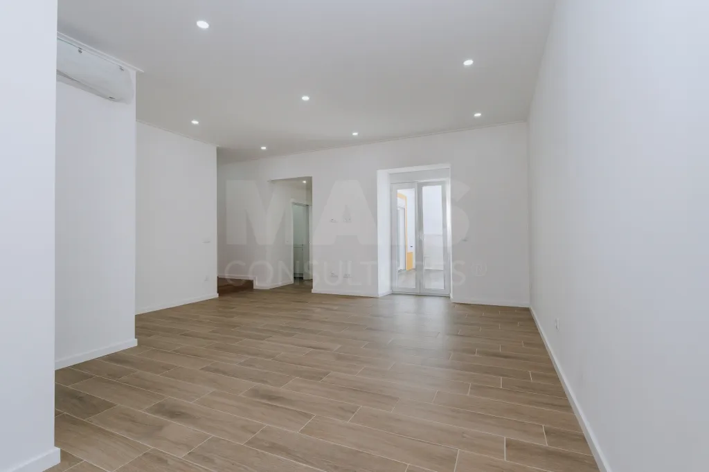 Moradia T4 Totalmente Remodelada com Logradouro em Coruche