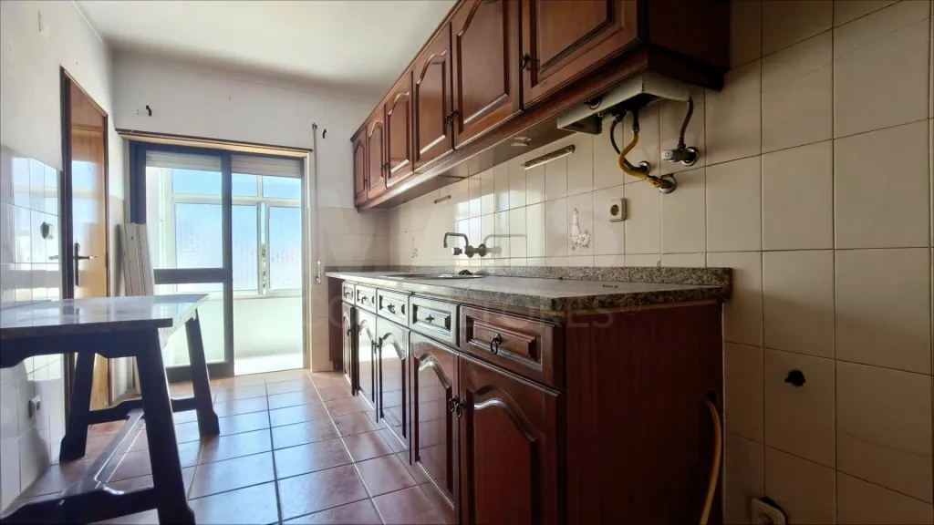 Apartamento T2 com Marquise e Despensa | 1º Andar | Perto das Praias