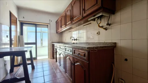 Apartamento T2 com Marquise e Despensa | 1º Andar | Perto das Praias