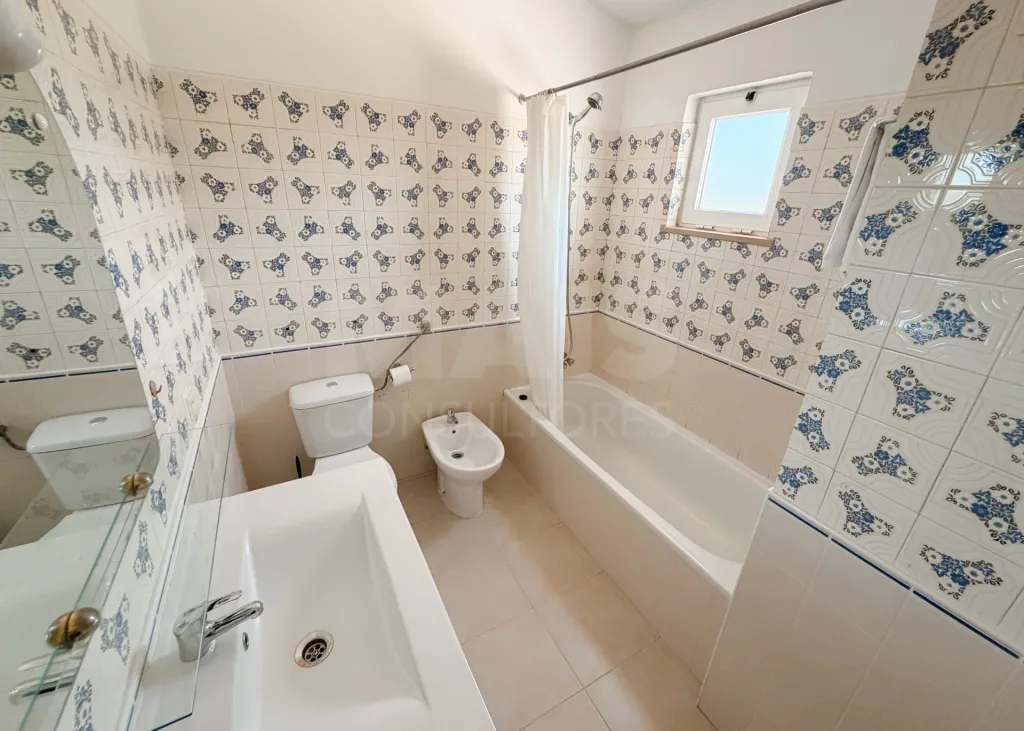 T1 na Vila Senhora da Rocha | Praia a 70 m | 4 Piscinas | 9 Hectares de Jardins| Caminhadas em Segurança Porches – Lagoa – Algarve | T1 onde pode deixar o carro estacionado e viver o Algarve a pé.